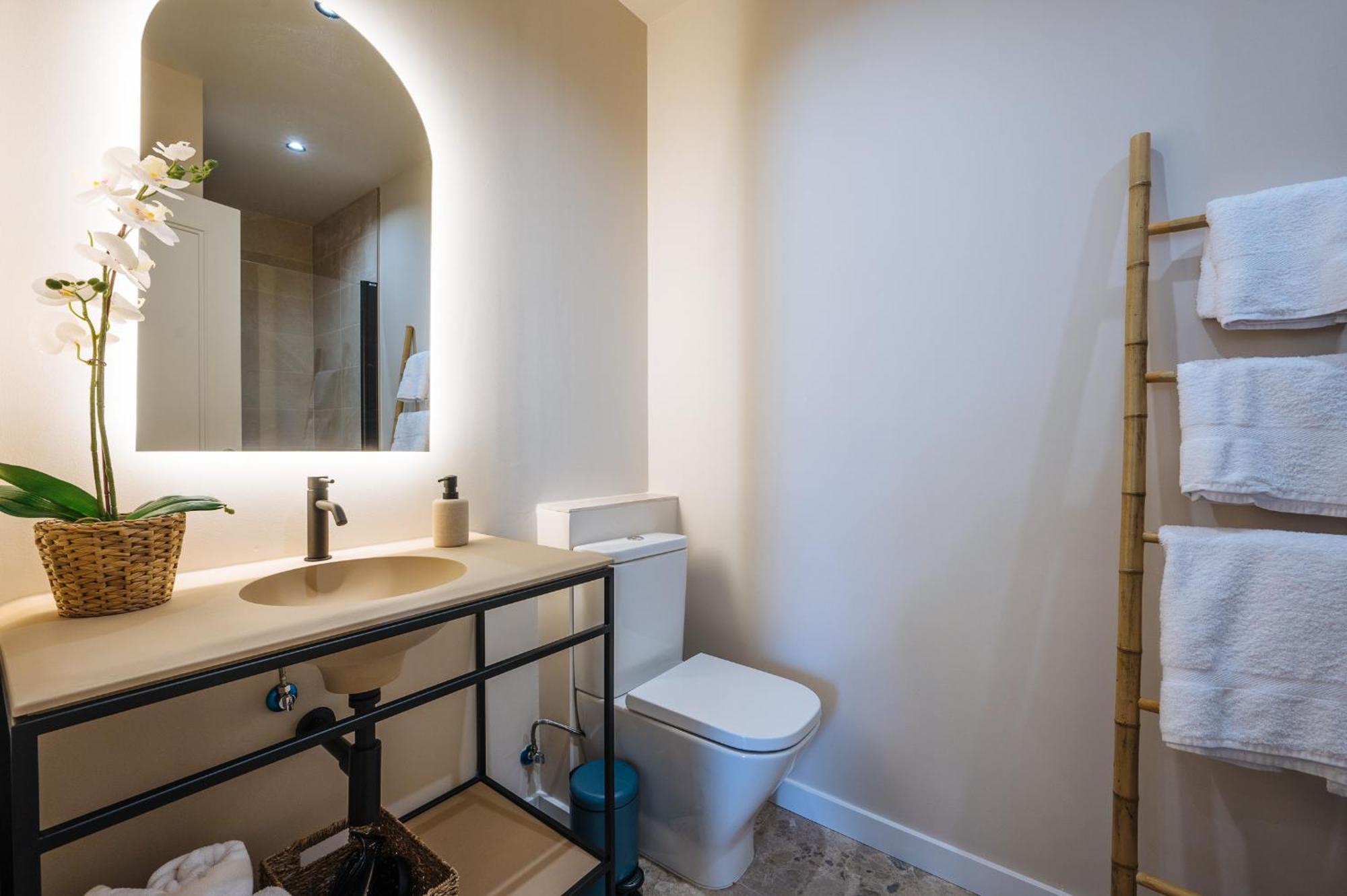 New Hostly Alameda Apartments Seville Exterior photo